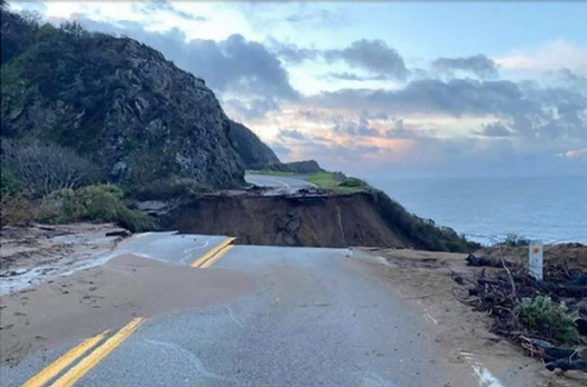 31일(현지시간) 미국 캘리포니아주 몬터레이 카운티 빅서 지역의 '1번 고속도로'가 뚝 끊겨있다.  [EPA=연합뉴스]